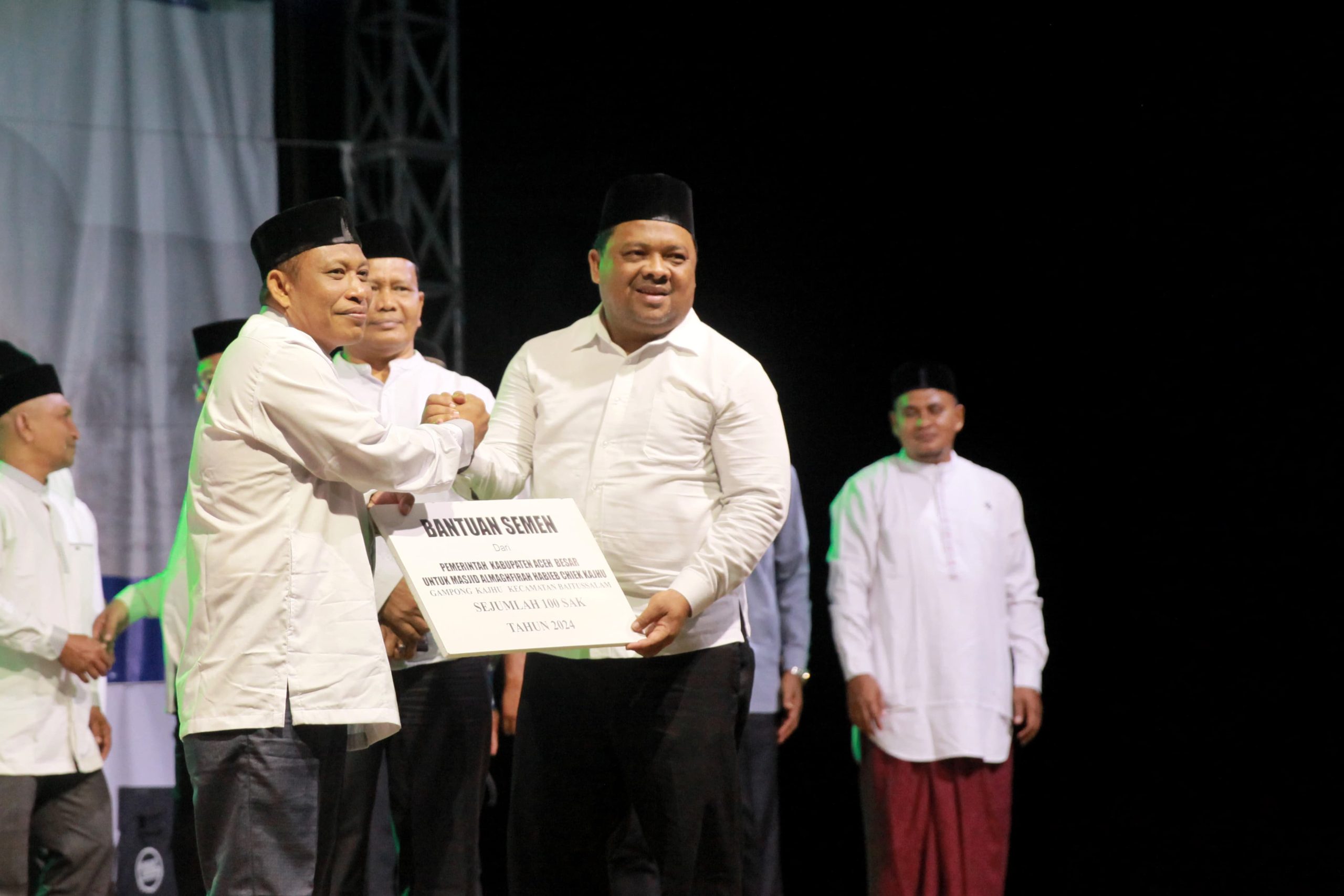 Serahkan Bantuan