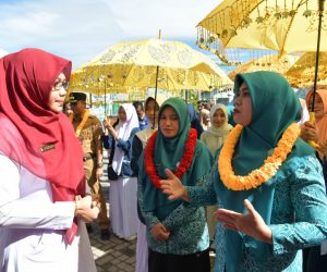 Pj. Ketua TP-PKK Aceh, Safriati didampingi Pj. Bupati Nagan Raya, Dr. Iskandar AP dan Ketua TP-PKK Nagan Raya, Ubiet Junita Sari dan Kepala Dinas Terkait berkunjung ke SMP N 1 Seunagan, Kabupaten Nagan Raya, Senin, 02/12/2024.