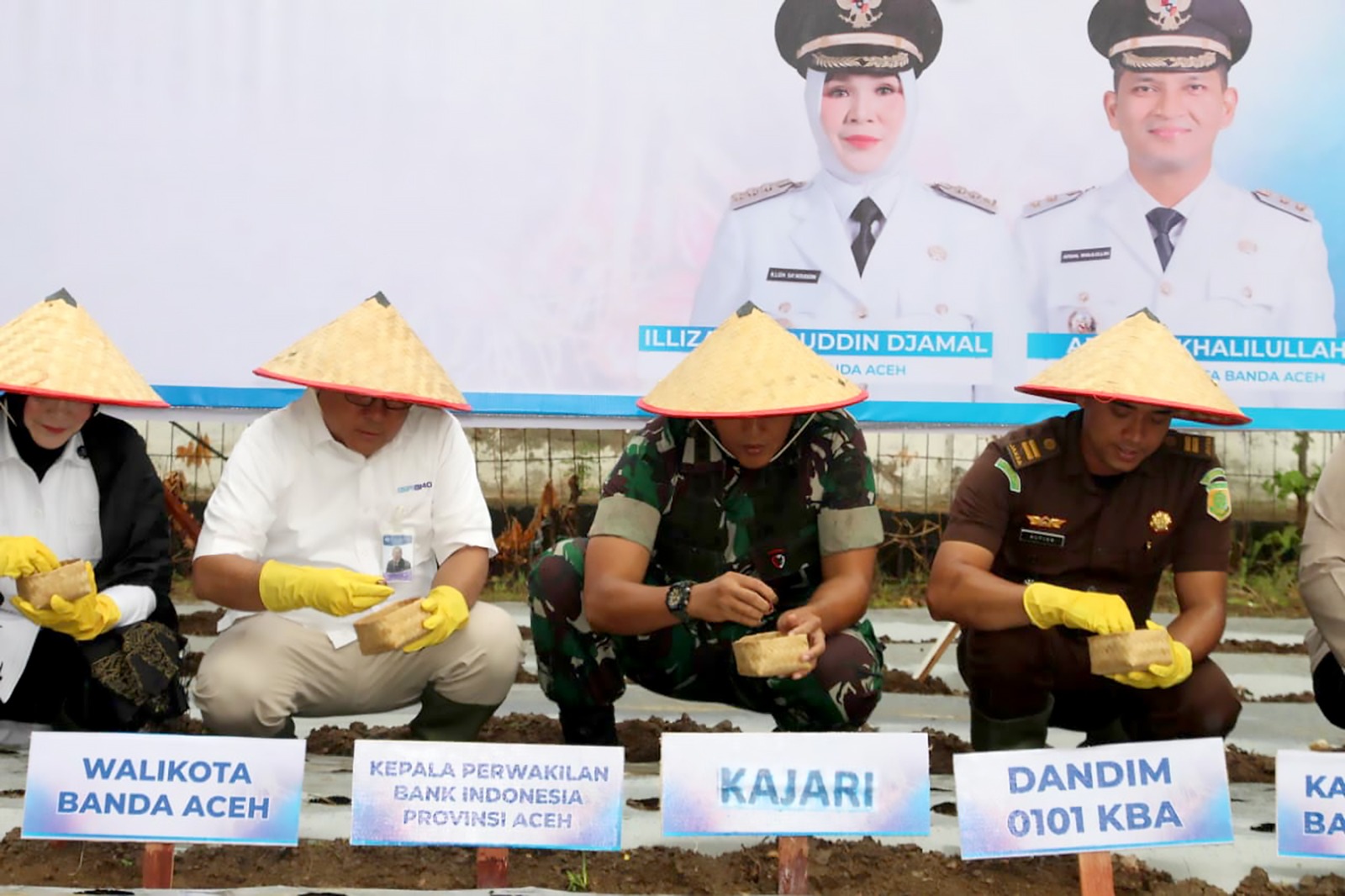 Dandim 0101/KBA Ikut Menanam
