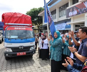 Ny. Marlina Muzakir Serahkan