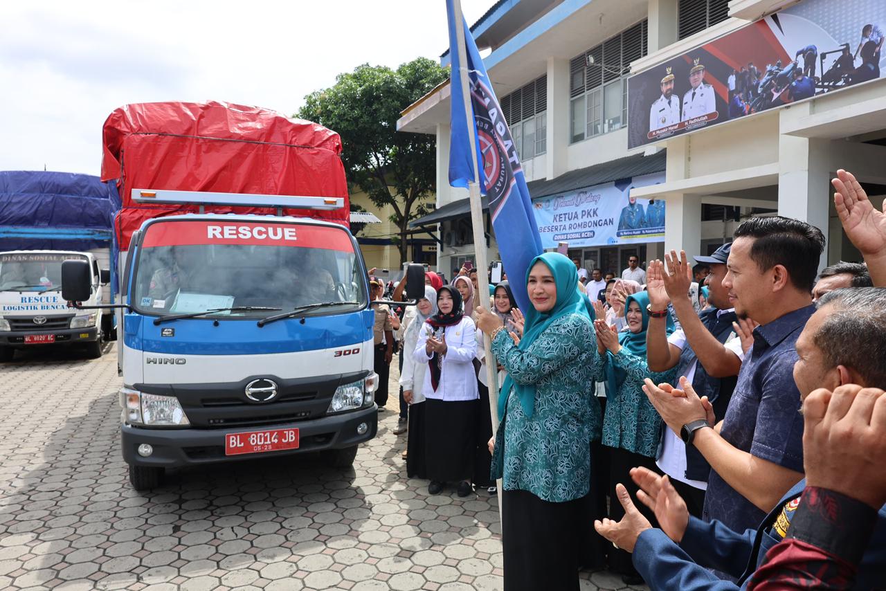 Ny. Marlina Muzakir Serahkan