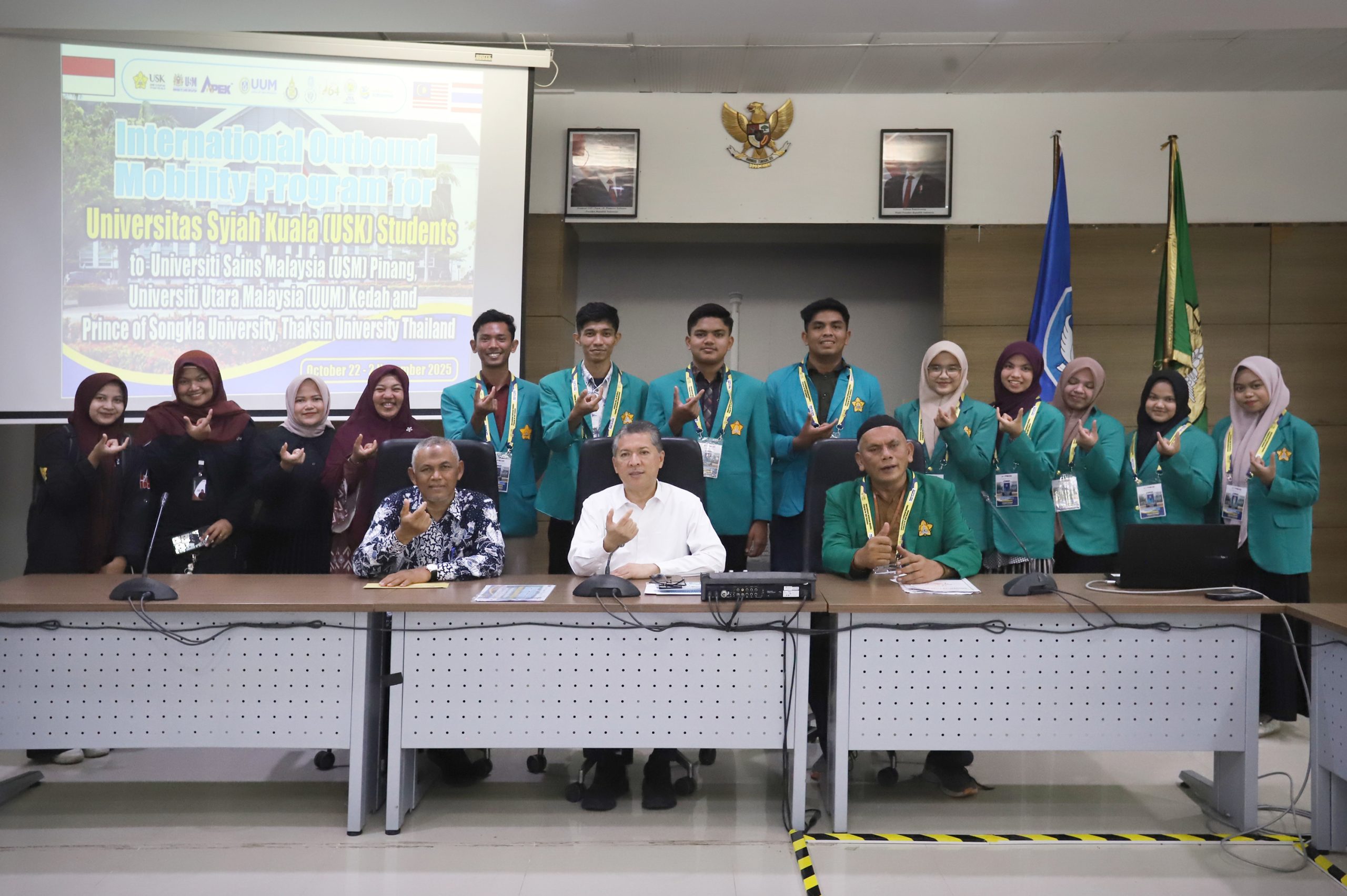 Rektor USK Lepas Mahasiswa