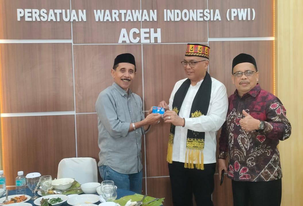 Tarmilin Usman Terima Kartu PWI Seumur Hidup