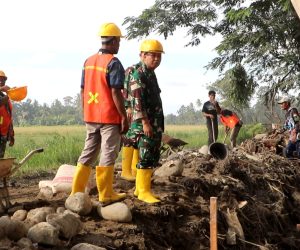 Prajurit Kodam Iskandar Muda bersama Warga