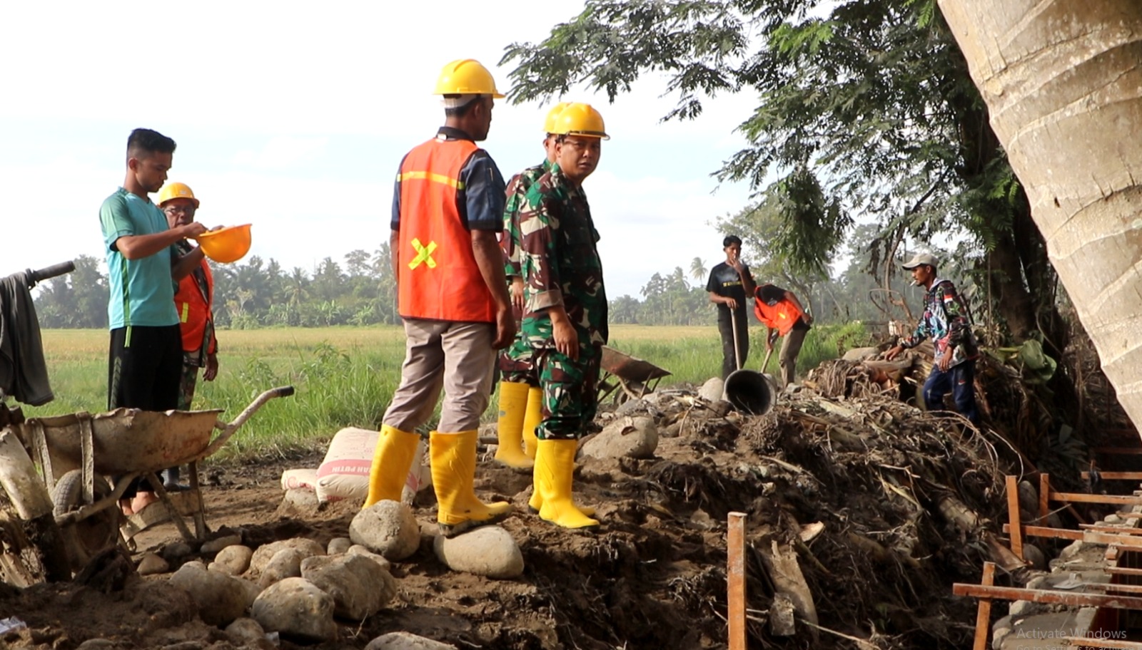 Prajurit Kodam Iskandar Muda bersama Warga