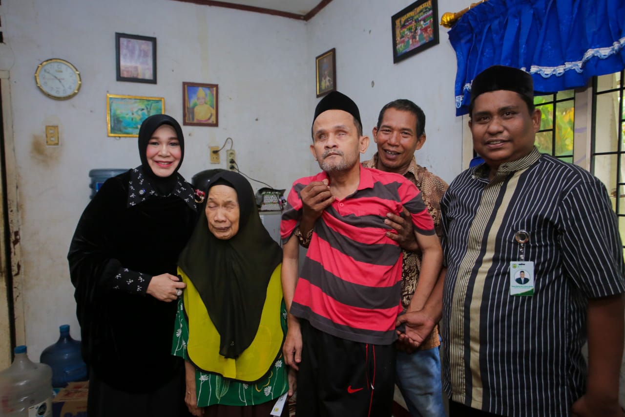 Sentuh Langsung Ratusan Lansia Miskin di Banda Aceh