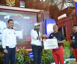 Momen Haru Mualem Kenang Abu Razak, Pada Malam Penganugerahan Atlet Berprestasi