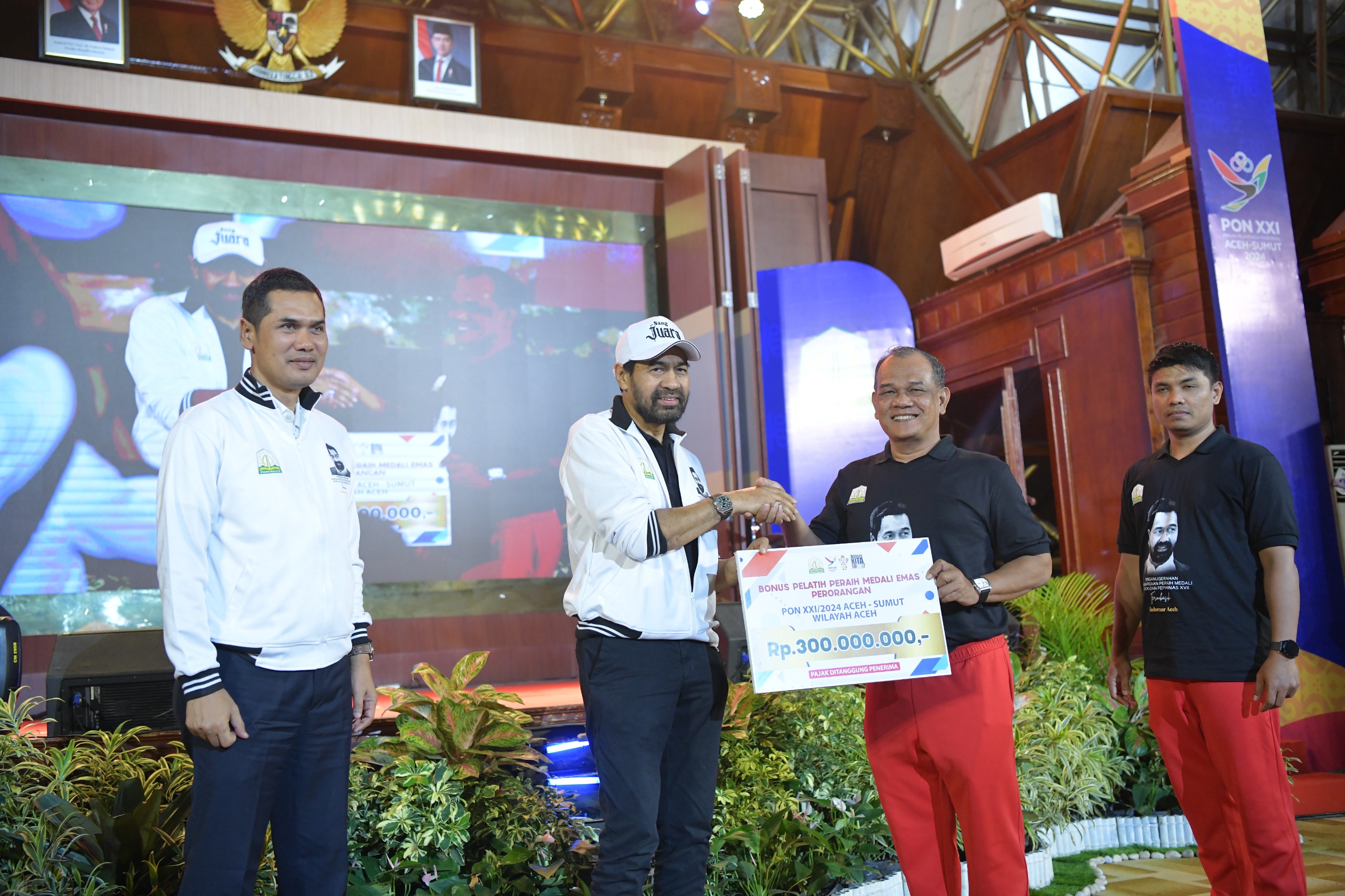 Momen Haru Mualem Kenang Abu Razak, Pada Malam Penganugerahan Atlet Berprestasi