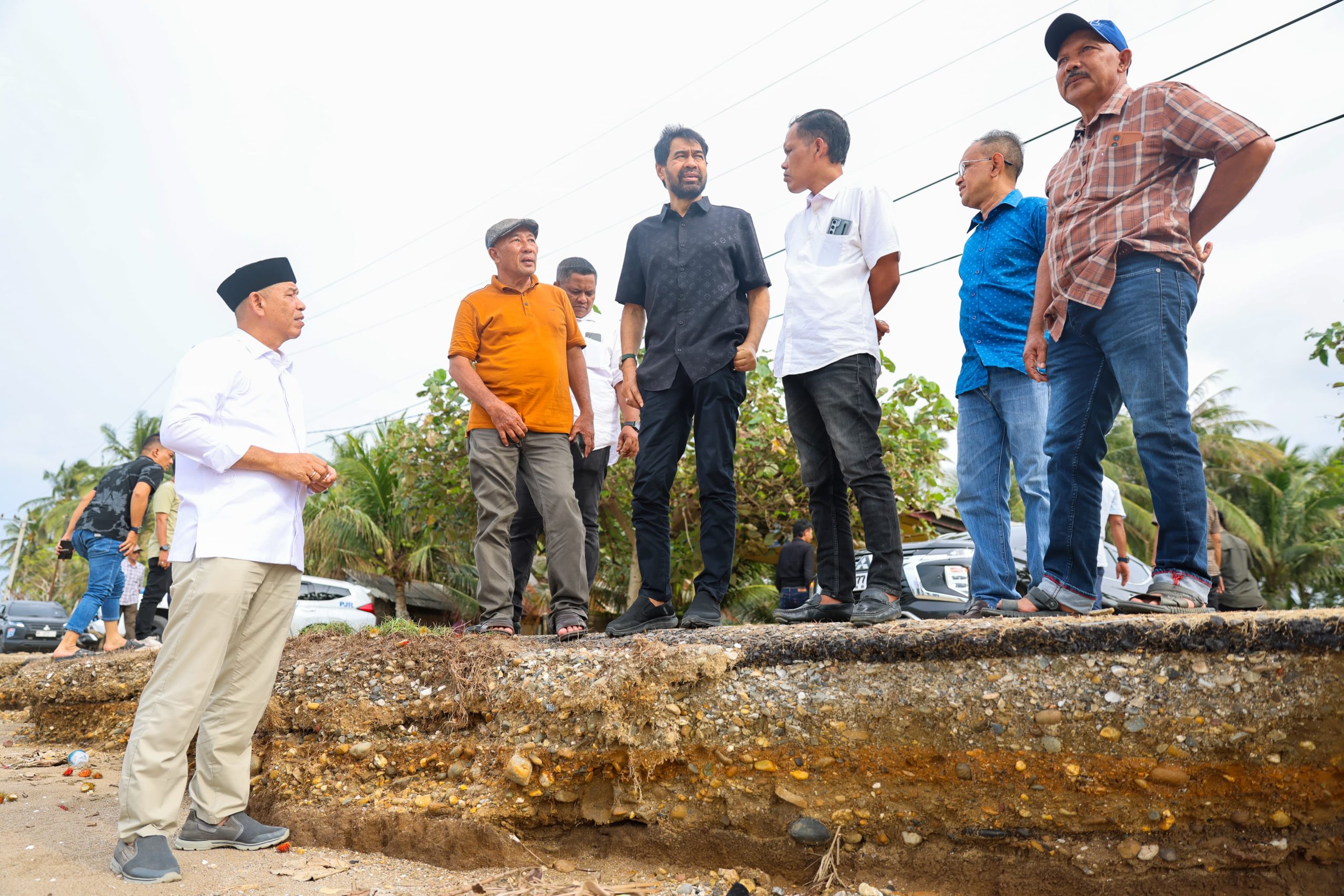 Mualem Tinjau Abrasi Parah di Lhok Puuk Aceh Utara: Kondisi Darurat, 38 Rumah Hilang Tanpa Jejak