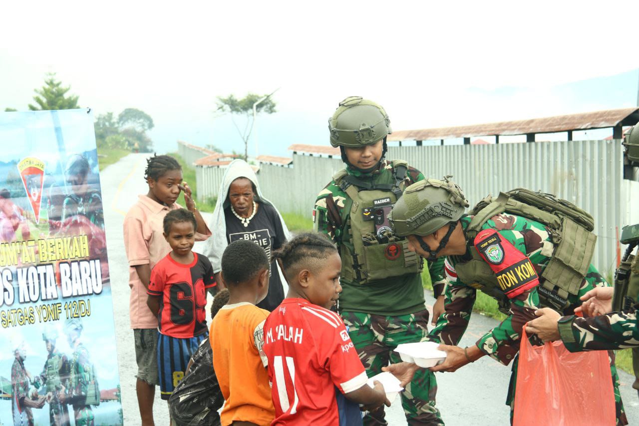 Gelar Jum'at Berkah, Satgas Yonif 112/DJ Terus Berbagi Untuk Masyarakat Papua