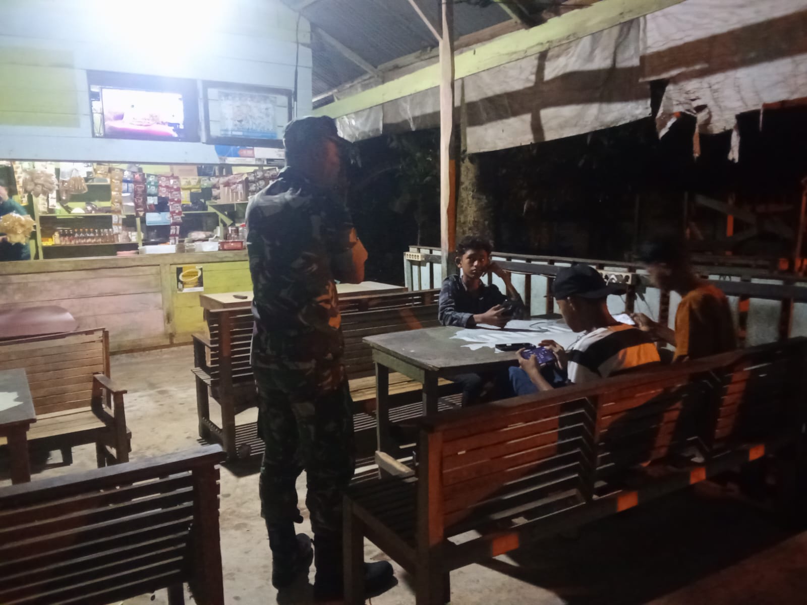 Agar Situasi Aman, Babinsa Koramil 02/SKM Patroli Malam di Desa Seumeureung
