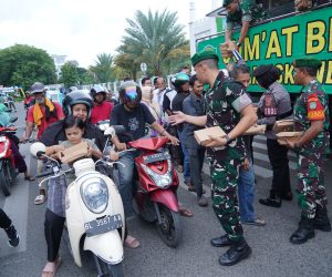 Jumat Berkah, Kodam Iskandar Muda Bagikan 393 Paket Makanan Gratis untuk Warga