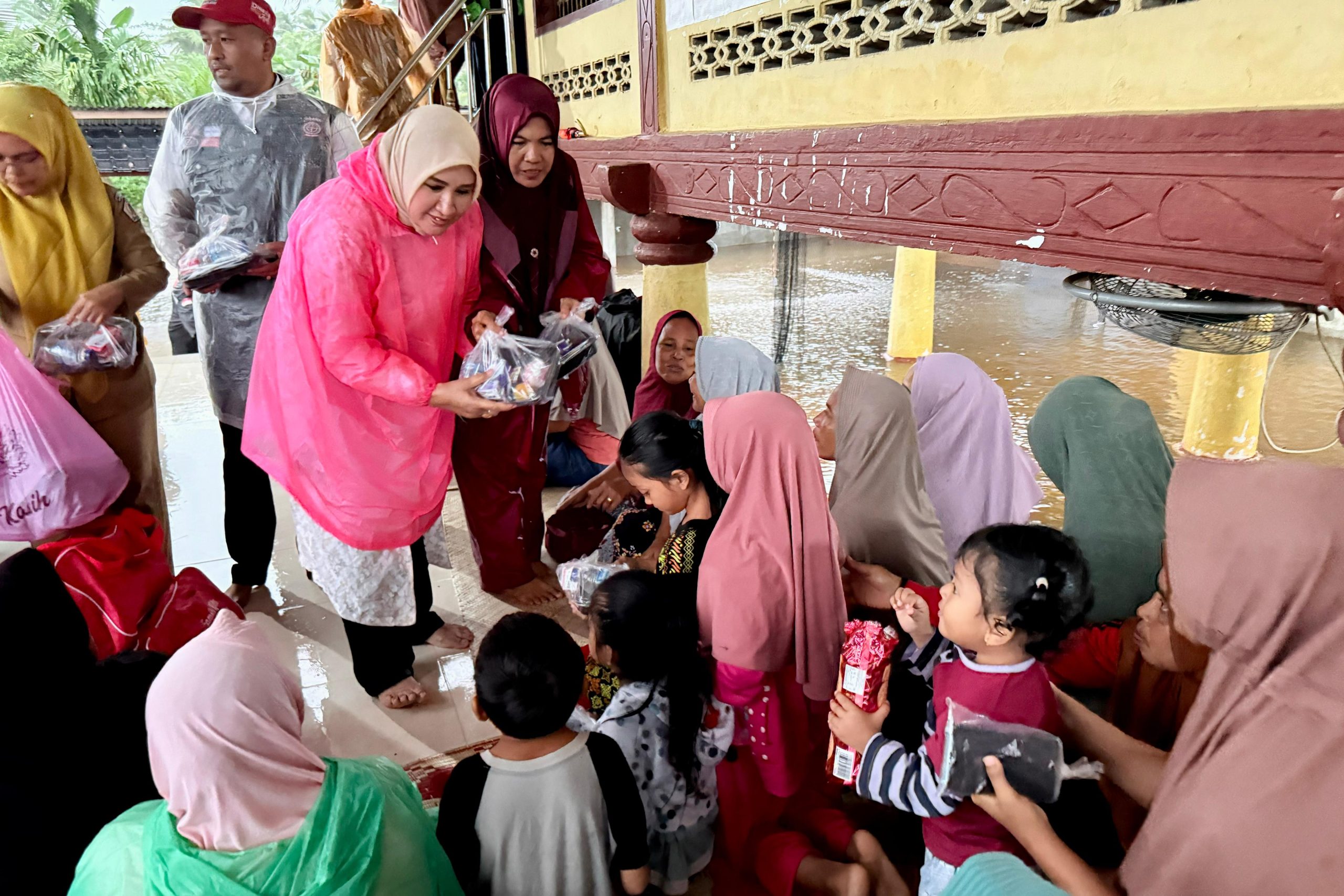 Tembus Banjir dan Hujan, Kak Na Temui Warga di Pengungsian Gampong Matang Kareung
