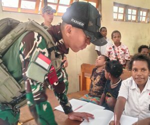 Memperingati Hari Guru, Prajurit Satgas Yonif 112/DJ Jadi Tenaga Pendidik Untuk Anak Papua