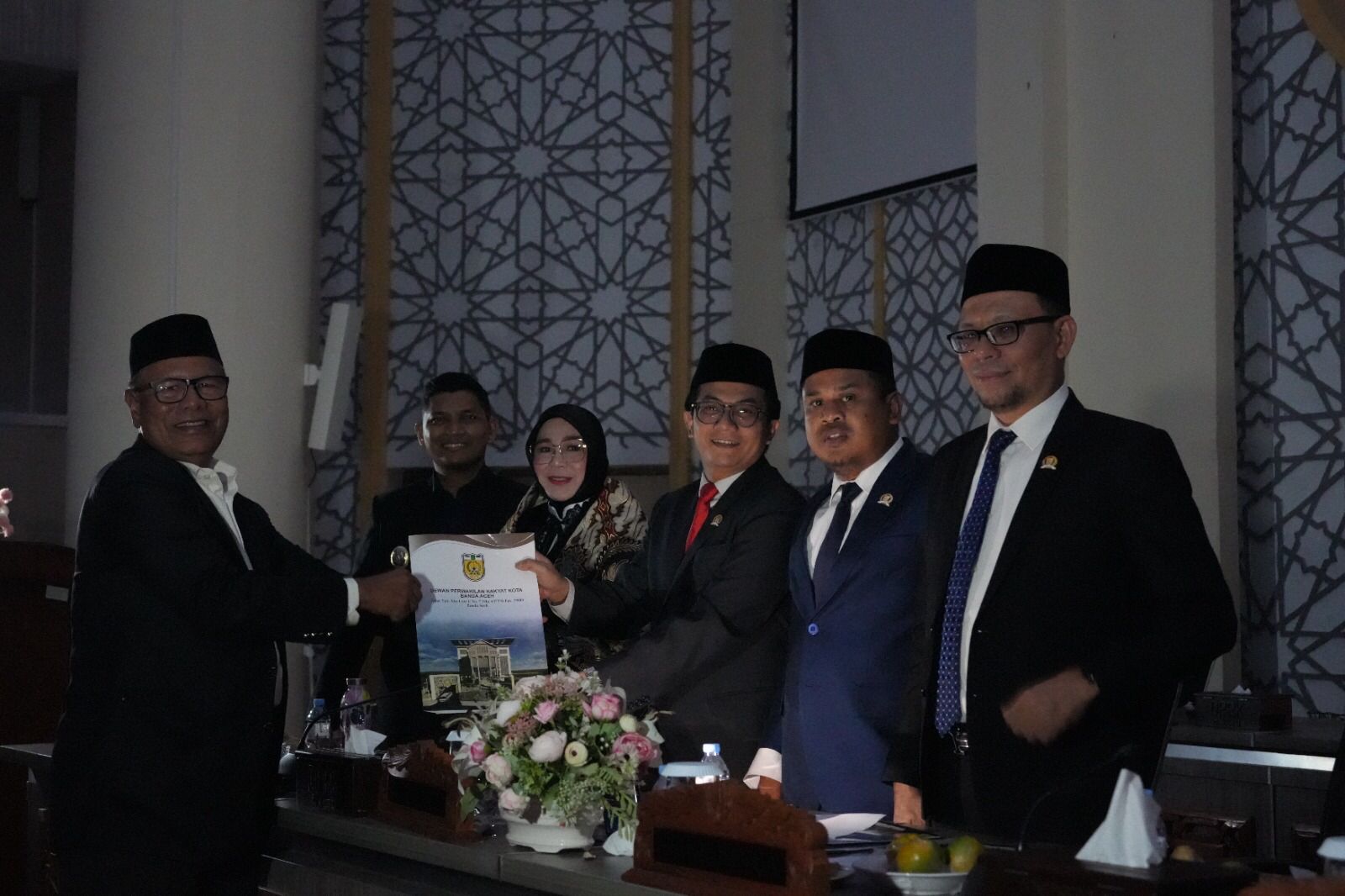 Listrik Padam, Anggota DPRK Laksanakan Sidang Paripurna Dalam Gelap