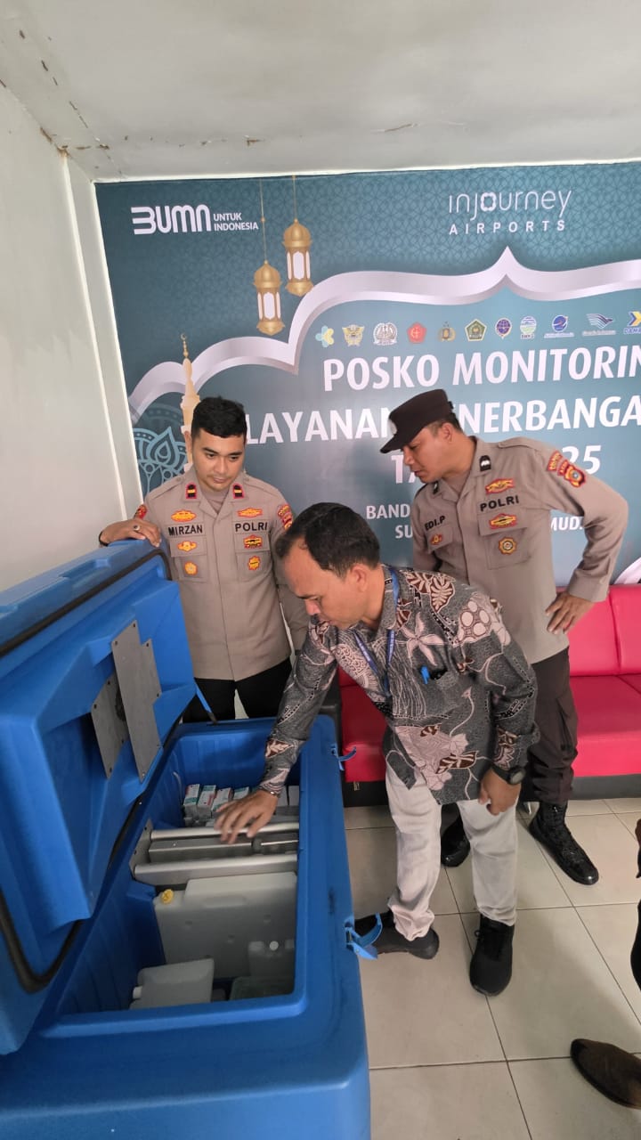 Polsek Blang Bintang Evakuasi Freezer Vaksinasi dari Puskesmas ke Bandara SIM