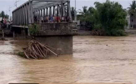 “Bireuen Lumpuh Total: Jembatan Putus, 17 Kecamatan Gelap Gulita, Warga Mengungsi di Tengah Banjir Terparah 2025”