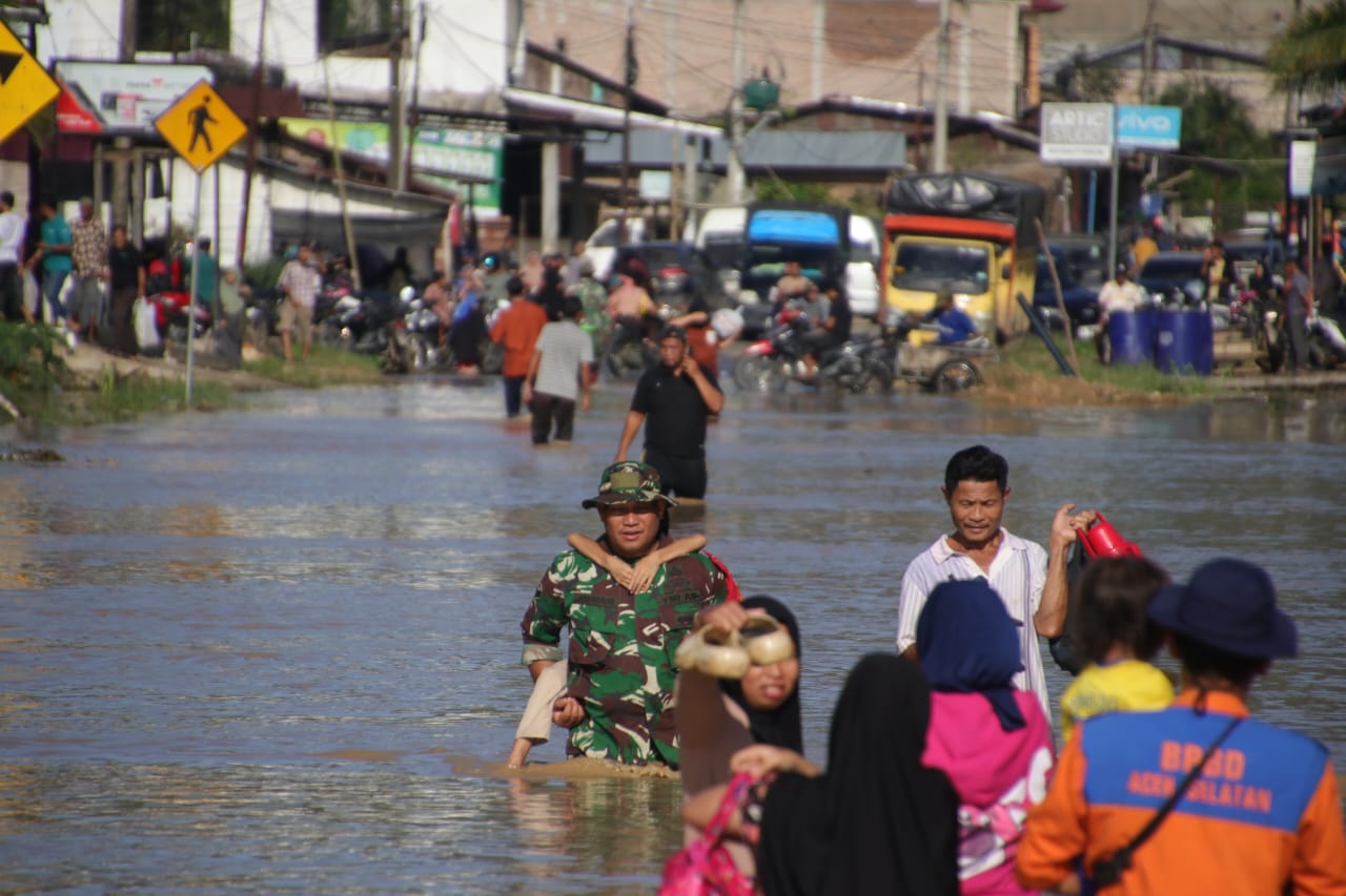 Ribuan Warga masih Terjebak banjir, Personel Kodam IM bantu evakuasi