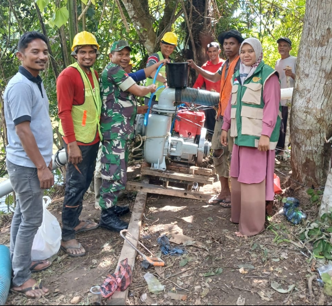 Sawah Tetap Subur, Babinsa Ramil 17/Jantho Dampingi Petani