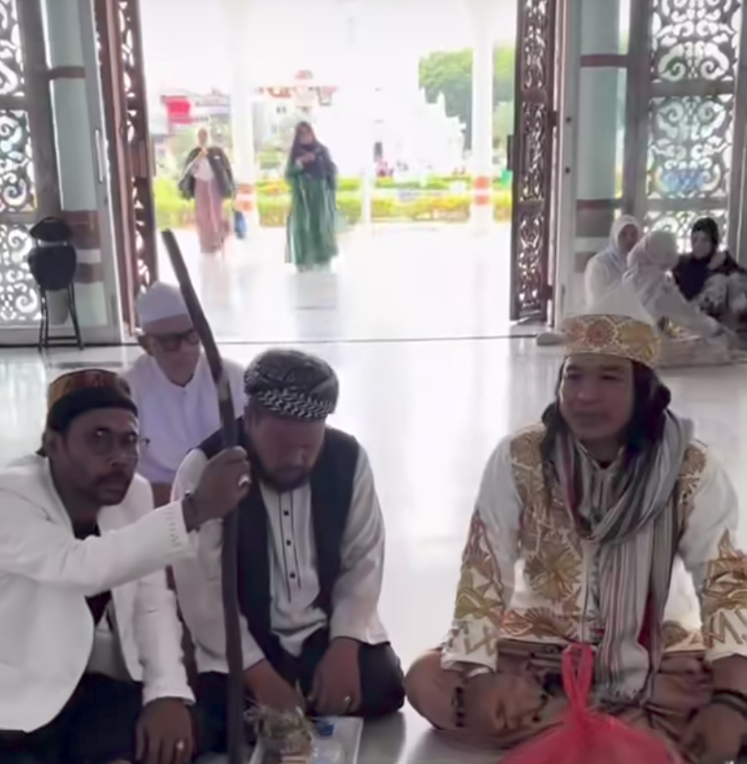 Pengelola Masjid Raya Baiturrahman Klarifikasi Video “Peusijuk Tongkat