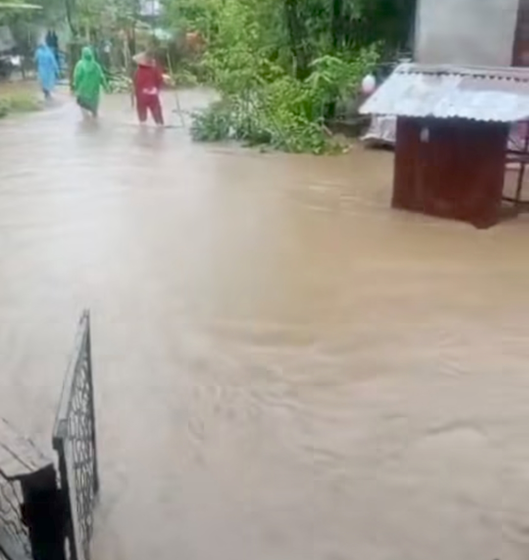 Banjir Besar Rendam Lhoong, Warga Siaga dan Evakuasi Barang Berharga