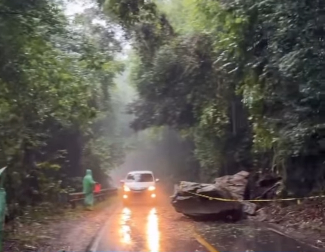Longsoran Batu Tutupi Jalan di Geurutee, Pengendara Diminta Ekstra Waspada