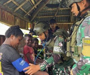 Satgas Yonif 112/DJ Layani Kesehatan Gratis dan Bagikan Bahan Makanan di Puncak Jaya