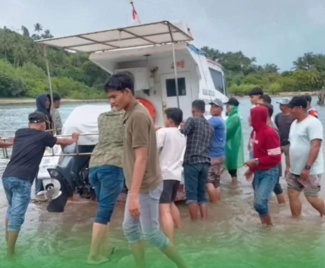 Warga Pulo Aceh Gotong-Royong Selamatkan Kapal Ambulans Laut, Desak Pemerintah Keruk Kuala Lampuyang
