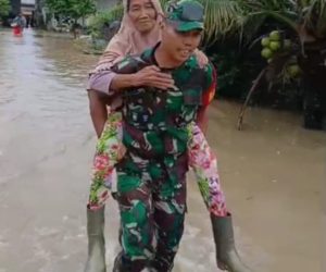 Prajurit Kodam IM Evakuasi Warga Terjebak Banjir di Sungai Raya