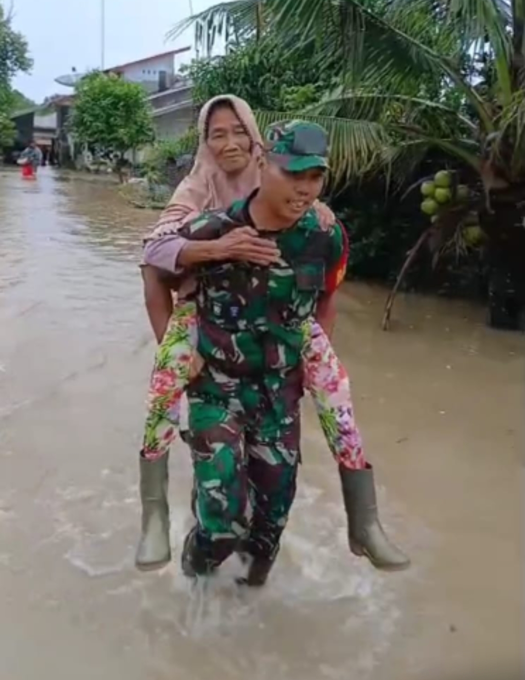 Prajurit Kodam IM Evakuasi Warga Terjebak Banjir di Sungai Raya