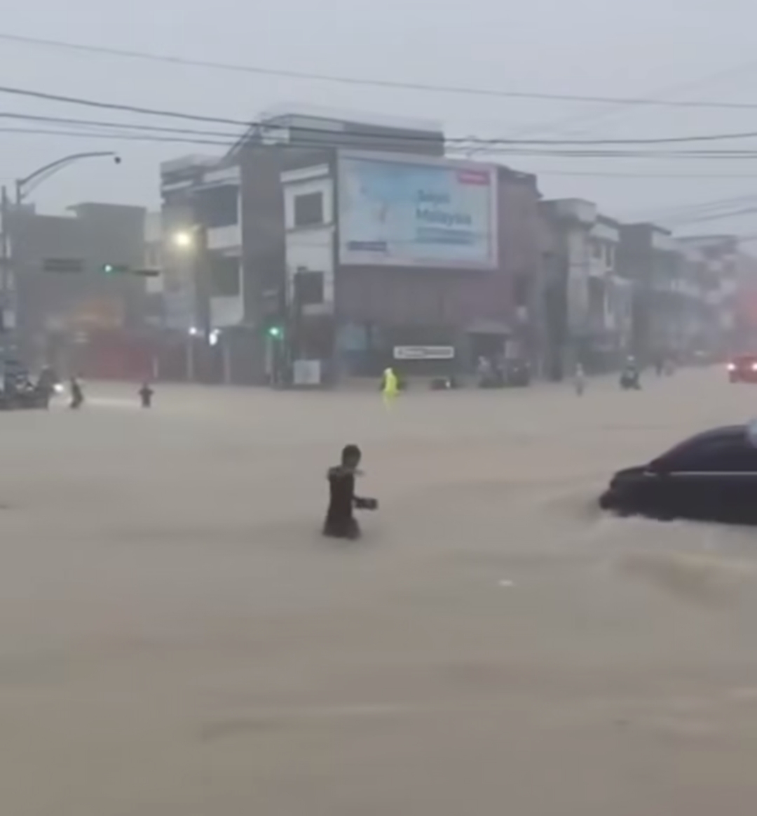 “Banjir Terparah 2025, Kota Medan Lumpuh: Sungai Meluap, Rumah Hanyut, dan Jalan Utama Terendam Hingga Satu Meter”