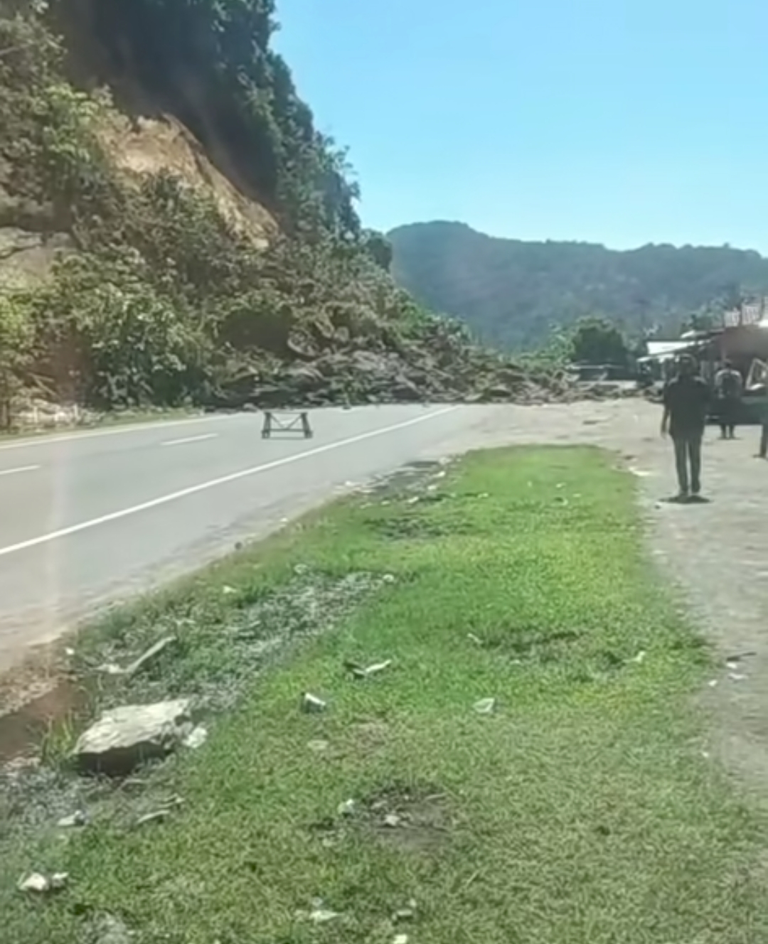 Longsor Besar Tutup Jalan Nasional di Lhokseudu, Arus Lintas Banda Aceh–Meulaboh Lumpuh Sementara