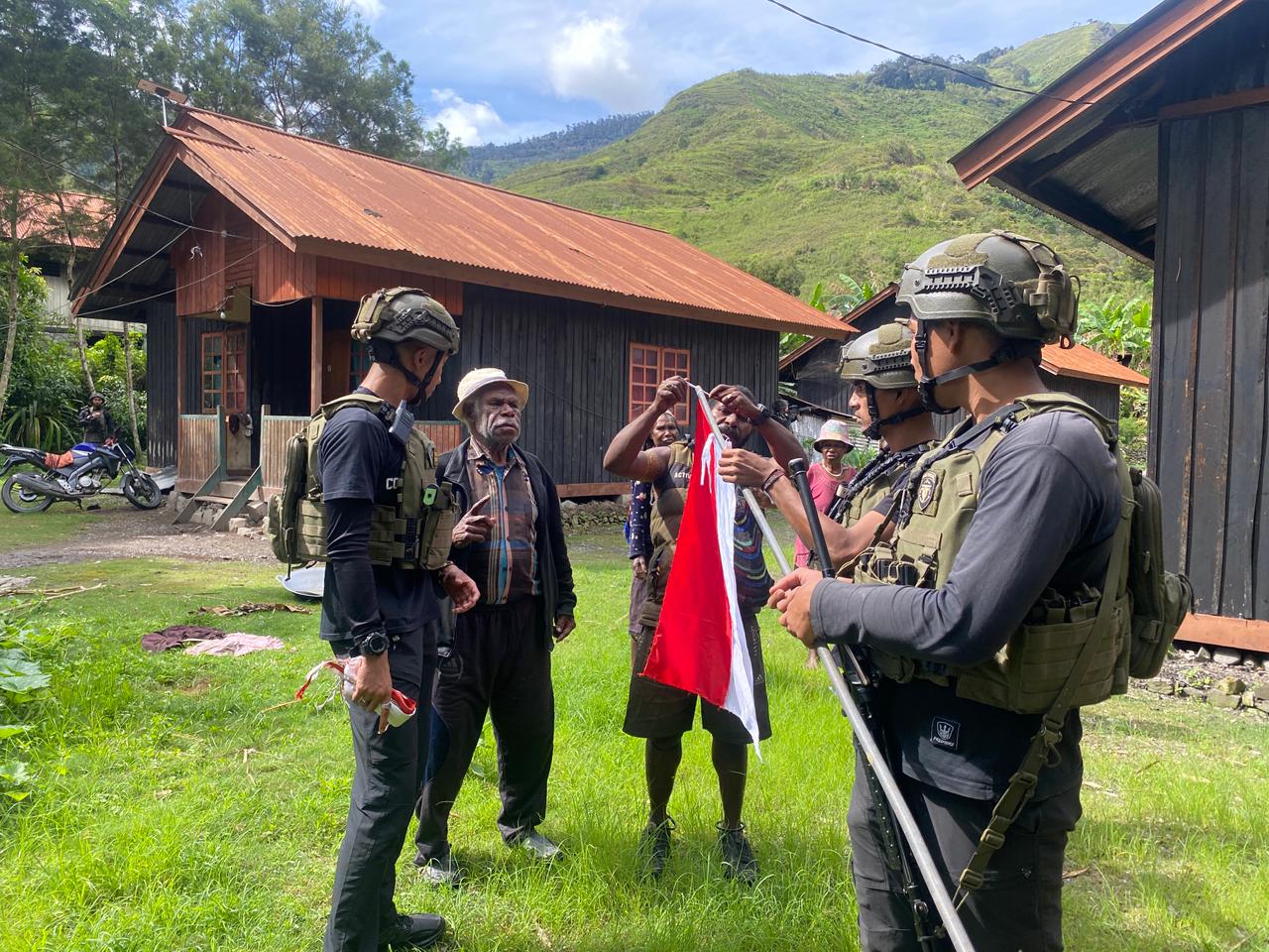 Kibarkan Bendera Merah Putih, Satgas Yonif 112/DJ Dan Masyarakat Wujudkan Cinta Tanah Air di Puncak Jaya