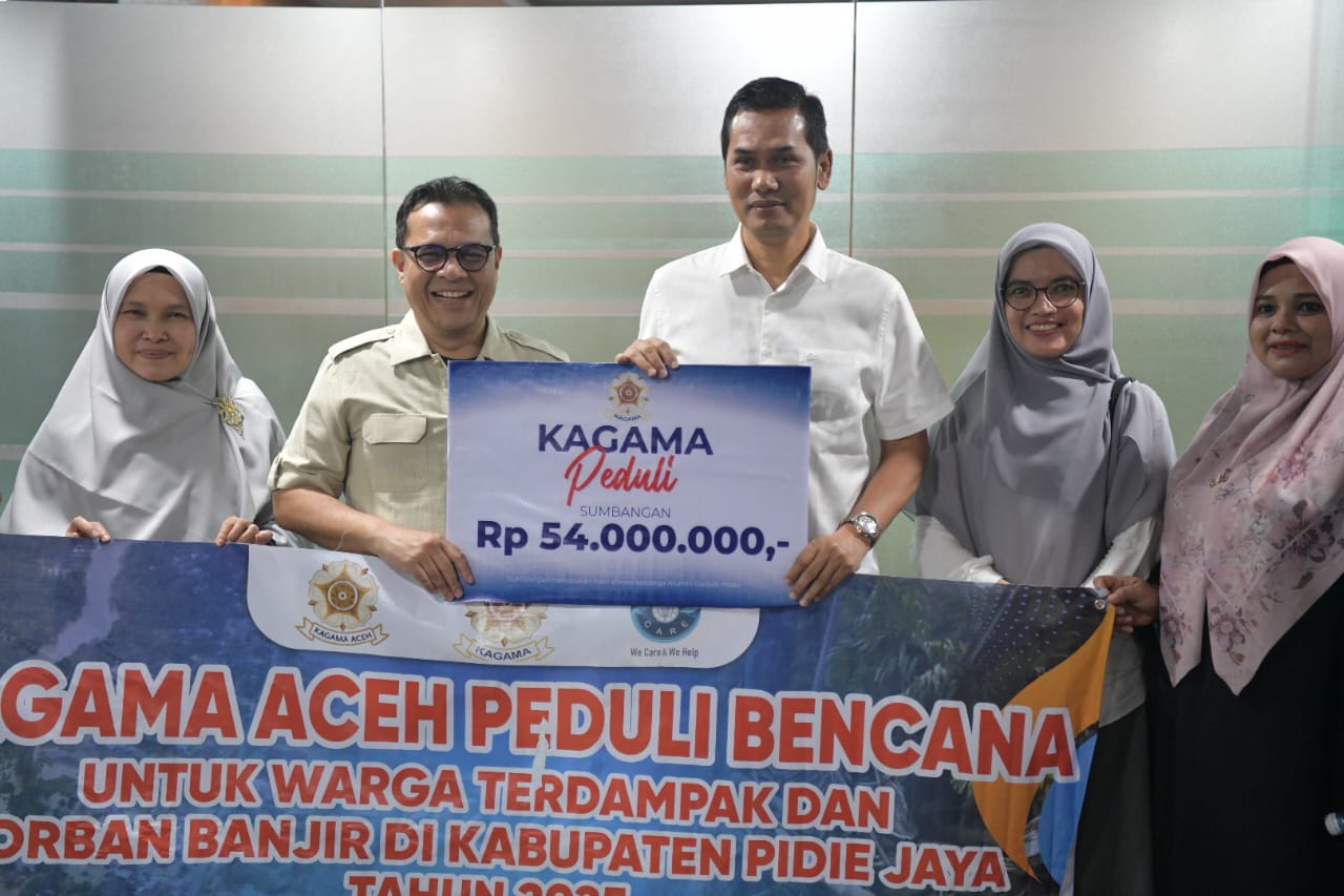 Kagama Serahkan Bantuan Rp54 Juta untuk Korban Bencana Hidrometeorologi Aceh