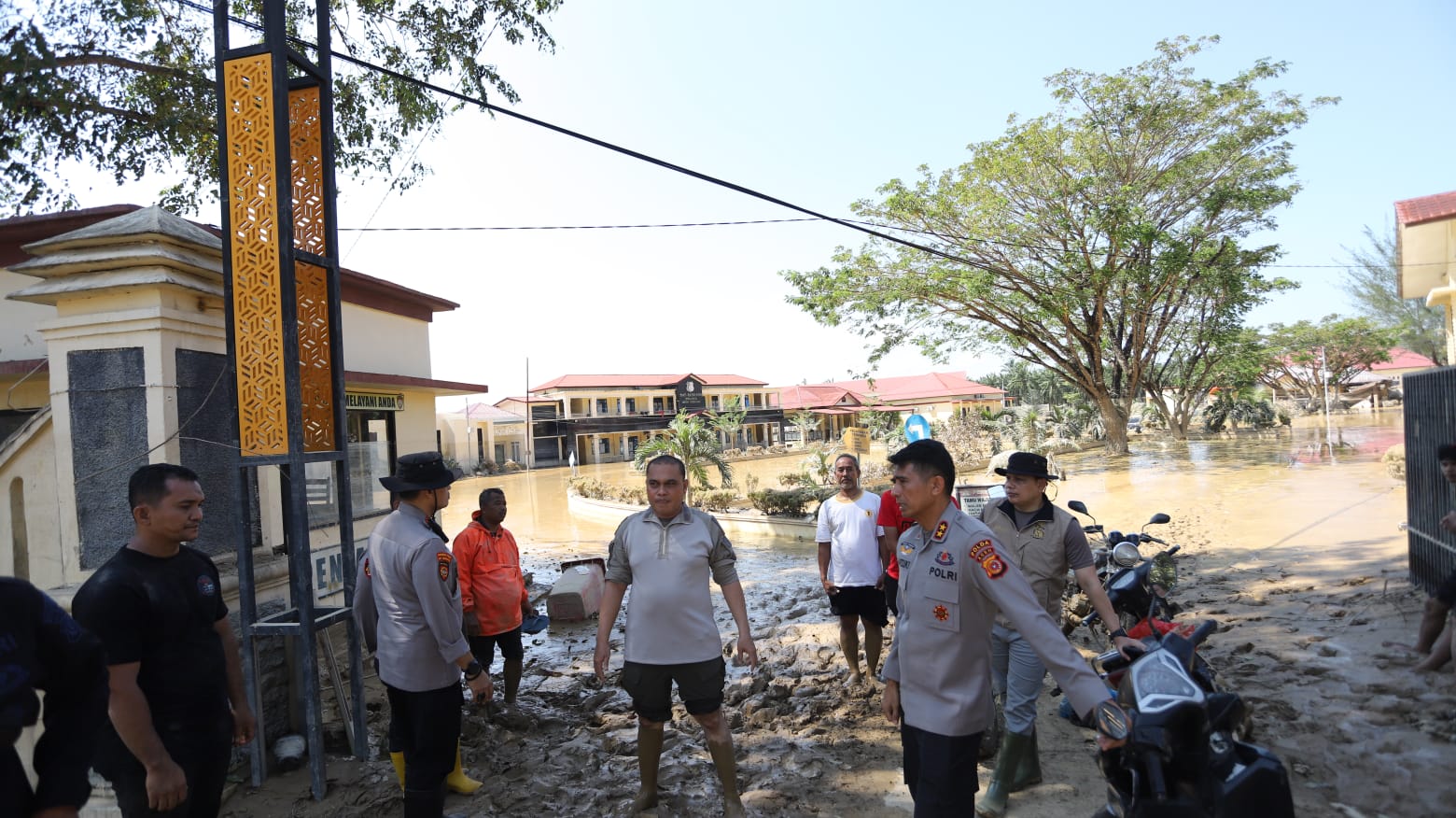Kapolda Aceh Terobos Jalanan Berlumpur untuk Tiba di Tamiang, Pastikan Penanganan Banjir Berjalan Cepat dan Terkoordinasi