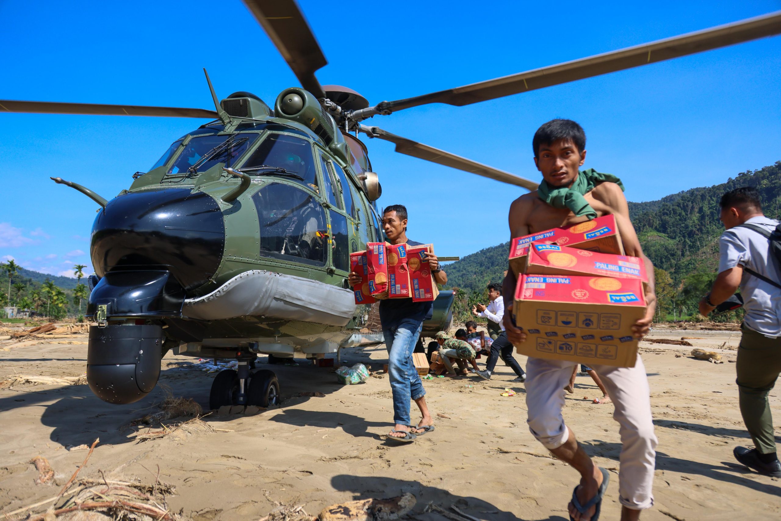 Tembus Lokop via Udara, Kak Na Antar Bantuan ke Warga Terdampak Banjir