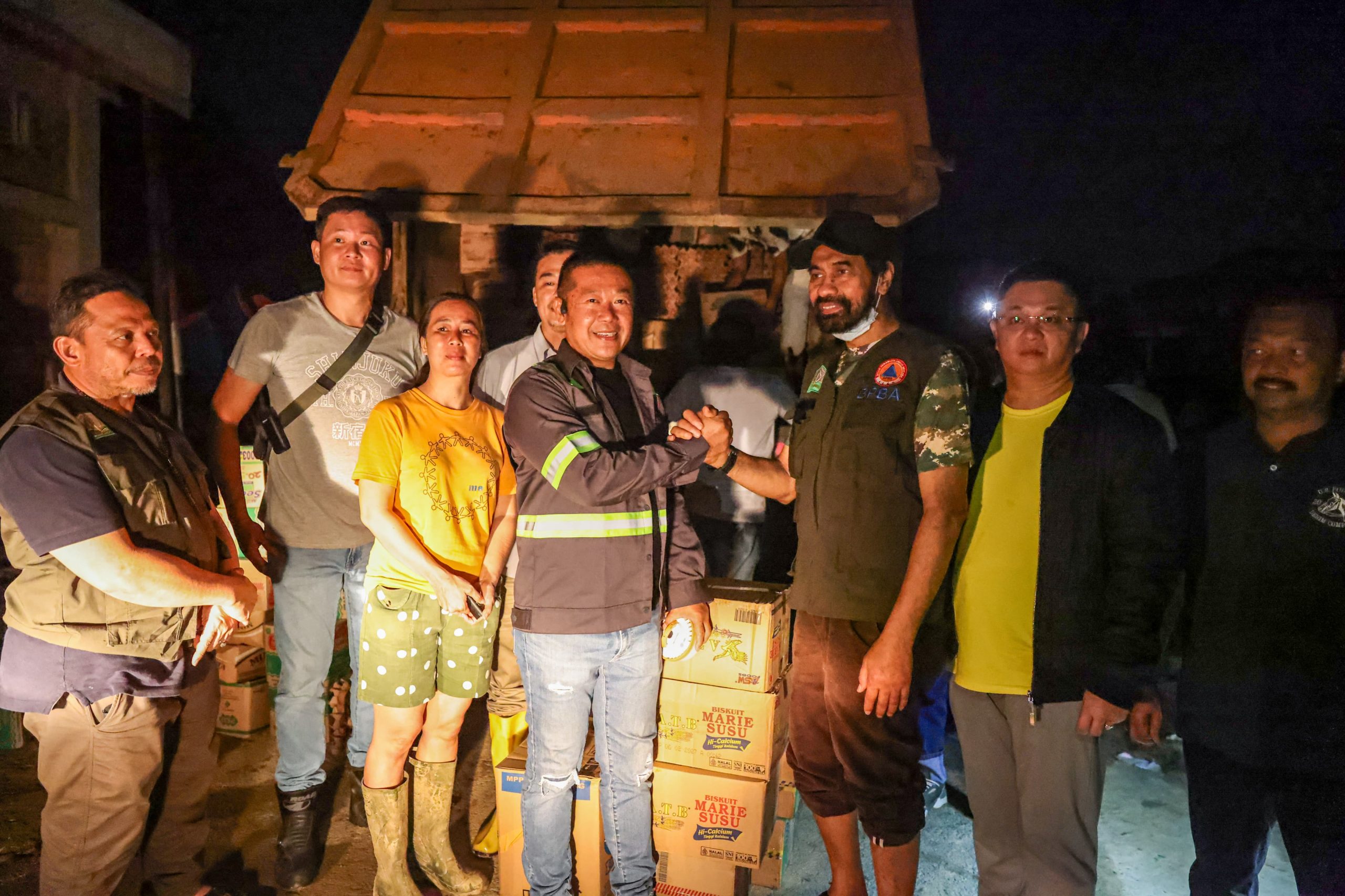 Mualem Terobos Aceh Tamiang Antar Bantuan Tengah Malam