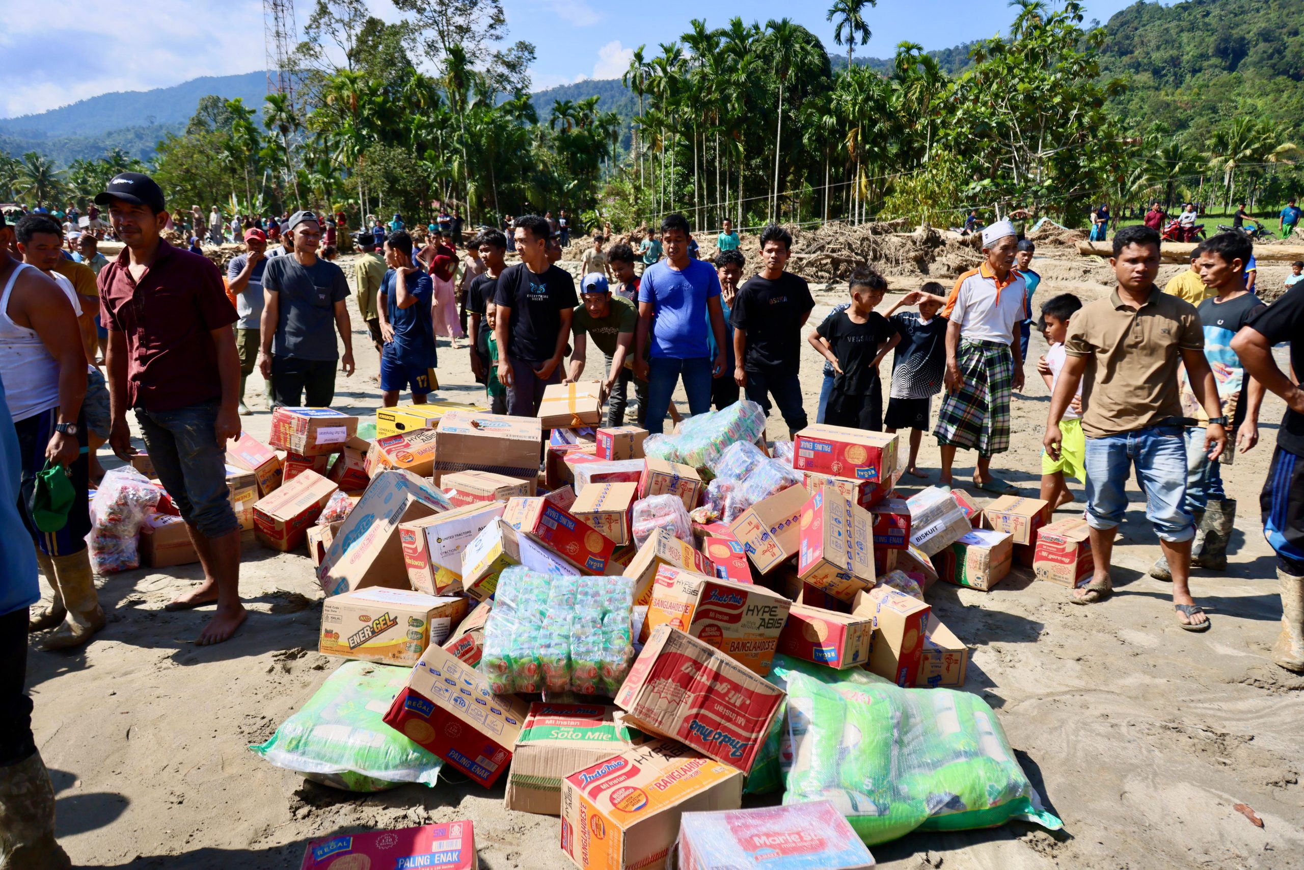 Tembus Lokop via Udara, Kak Na Antar Bantuan ke Warga Terdampak Banjir