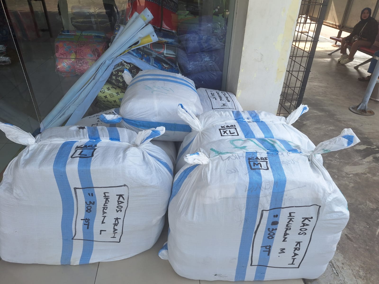 PT. Prima Agro Aceh Salurkan Bantuan ke Posko Bantuan Polda Aceh di Bandara Kualanamu