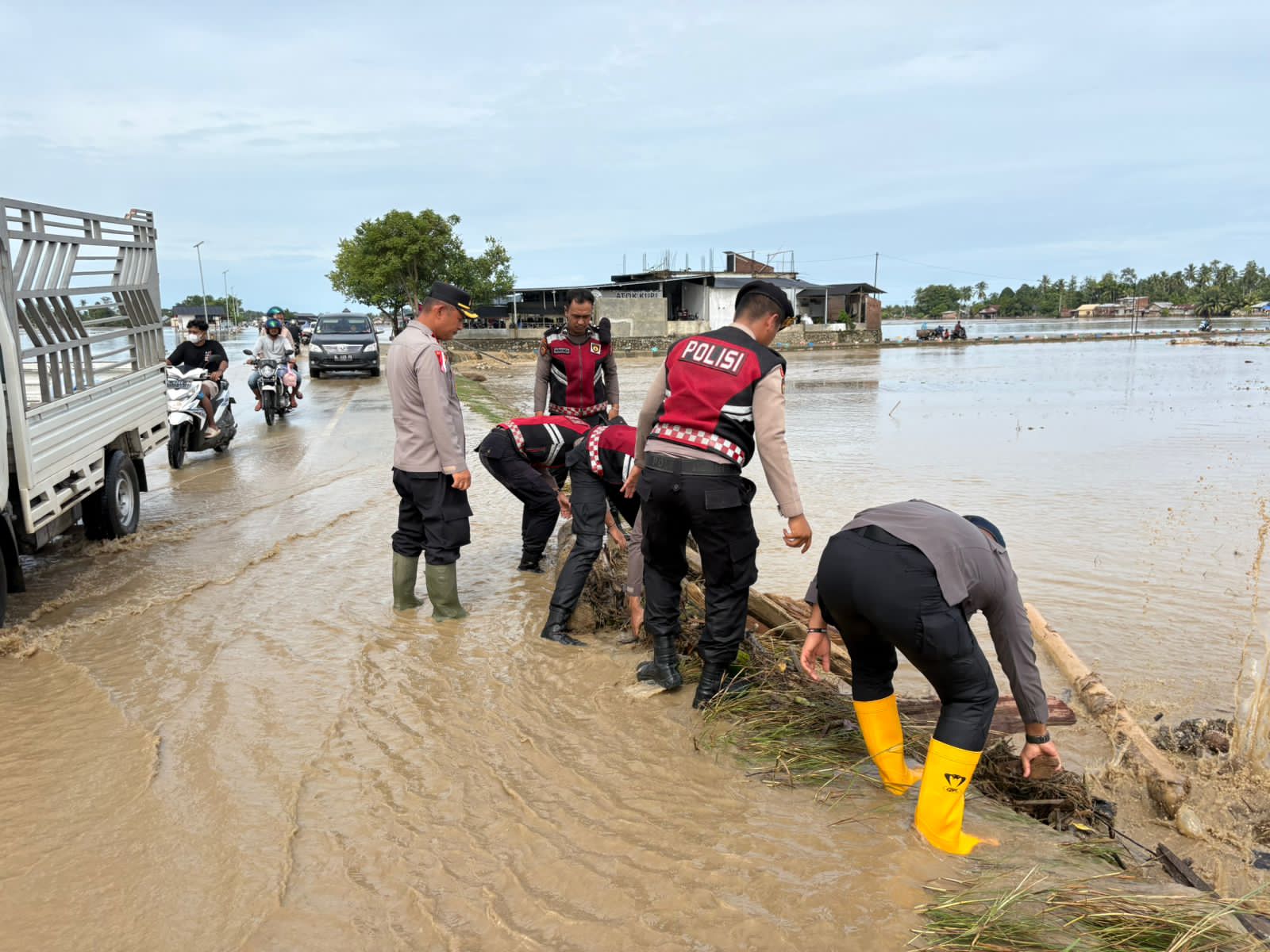 Kapolres Pidie Jaya Cek Jalur Pidie Jaya–Bireuen dan Bersihkan Material Banjir untuk Pastikan Akses Aman