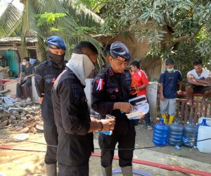 Polri Salurkan Air Bersih dan Bagikan Masker untuk Warga Terdampak Banjir di Nagan Raya