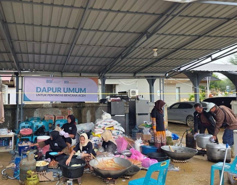 Distribusikan 44 Ton Logistik, BSI Beserta BSI Maslahat dan Warga Setempat Dirikan Dapur Umum di Langsa