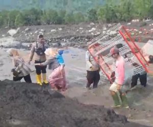 Polri Terus Evakuasi Warga dan Mengamankan Harta Benda di Candipuro: Bergerak Cepat Selamatkan Masyarakat