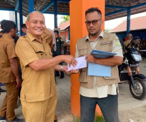 Plt Kadis Kominfo Aceh Besar Salurkan Donasi untuk Korban Banjir dan Longsor