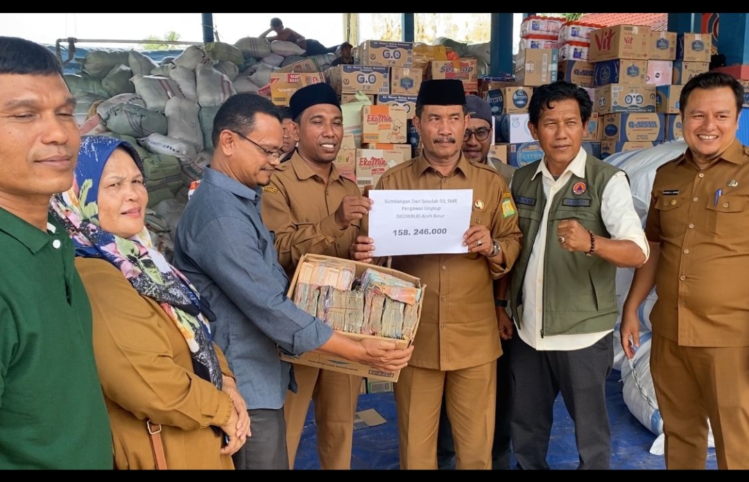 Diterima Wabup, Disdikbud Aceh Besar Serahkan Donasi Rp158 Juta untuk Korban Banjir dan Longsor