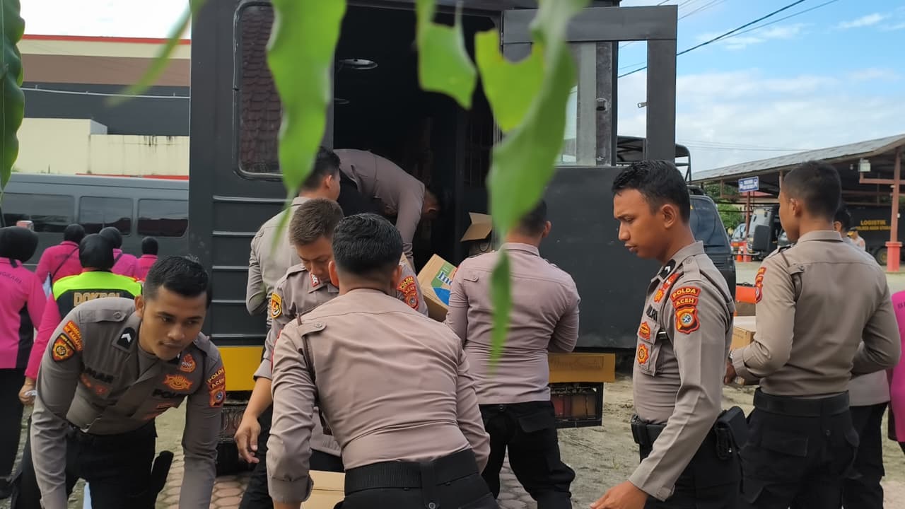 Ditsamapta Polda Aceh Perkuat Penanganan Bencana, BKO Ke Polres Aceh Utara Salurkan Bantuan Untuk Warga Terdampak Banjir