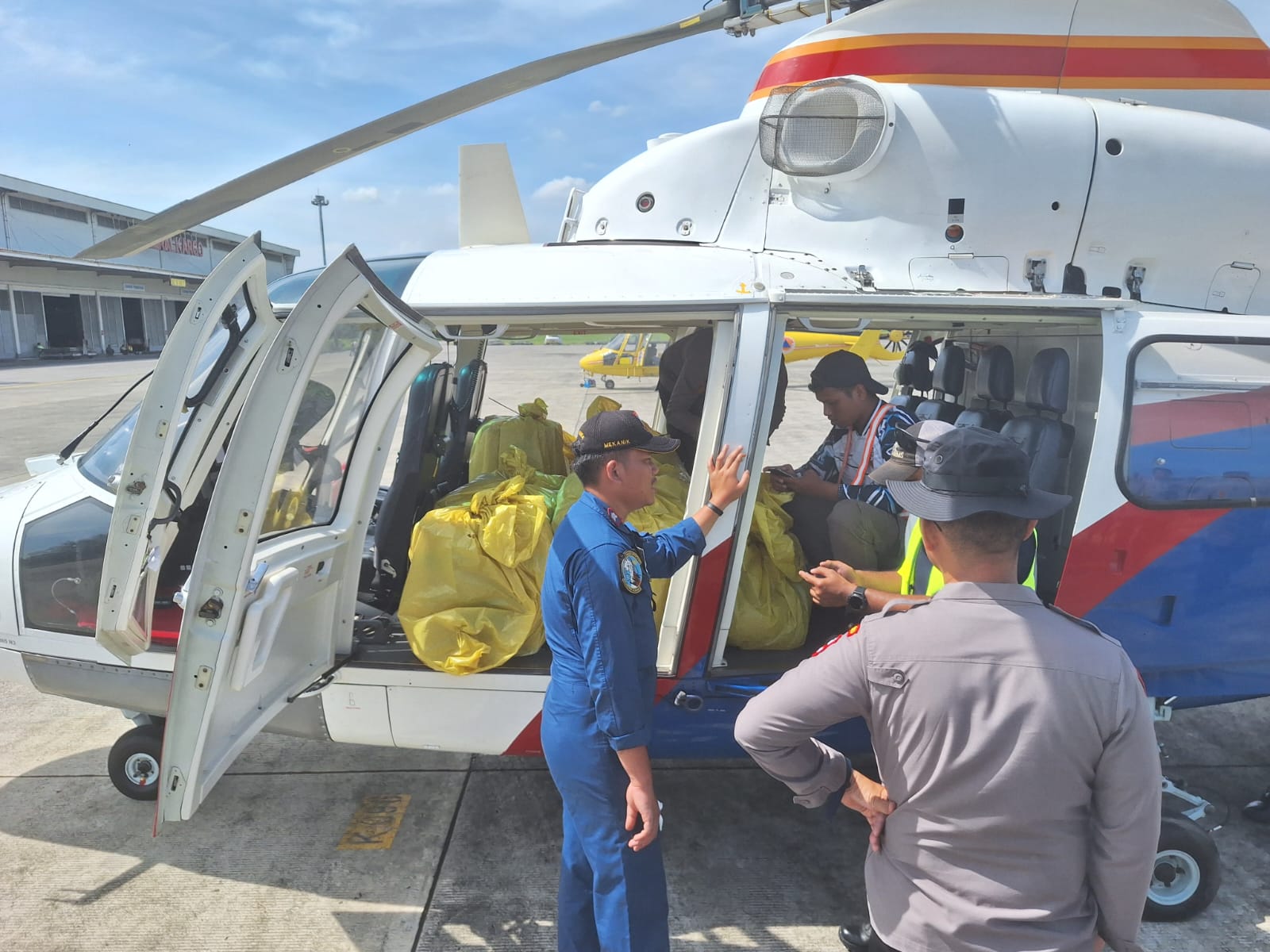 Kapolda Aceh Bersama Alumni Akpol Angkatan 2000 Salurkan Bantuan Ke Aceh Tamiang Melalui Bandara Kualanamu