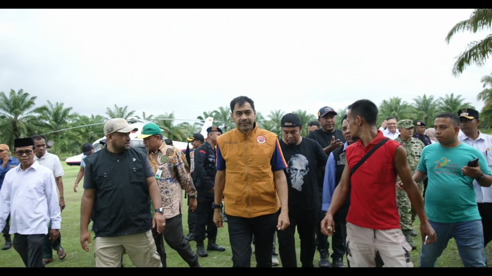 Gubernur Mualem Salurkan Bantuan untuk Korban Banjir di Aceh Selatan dan Subulussalam