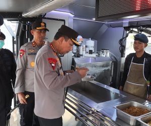 Kapolri Cicipi Makanan di Dapur Umum, Pastikan Makanan untuk Pengungsi Bergizi