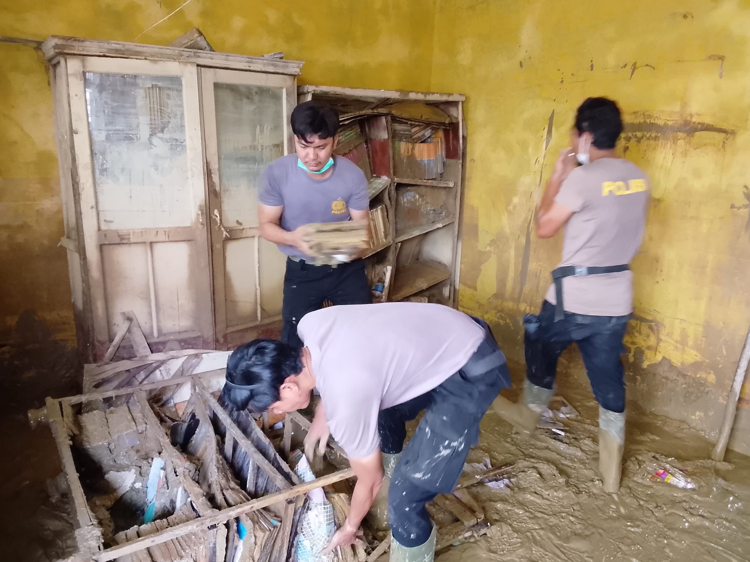 Personel Bko Polda Aceh Gelar Bakti Sosial Pembersihan Sd Negeri 1 Karang Baru Pasca Banjir Di Aceh Tamiang